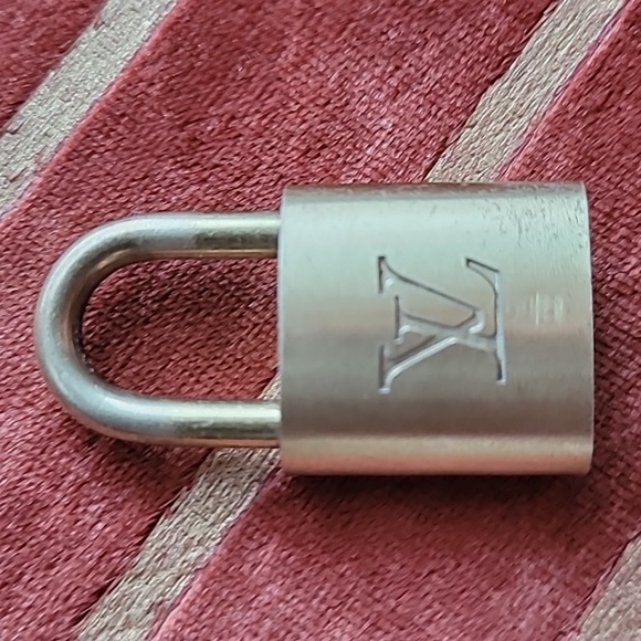 Louis Vuitton Handbags - 🔒LV Vintage Lock🔒